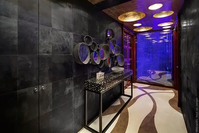 C to C Tile, showroom photograph 3 of 4