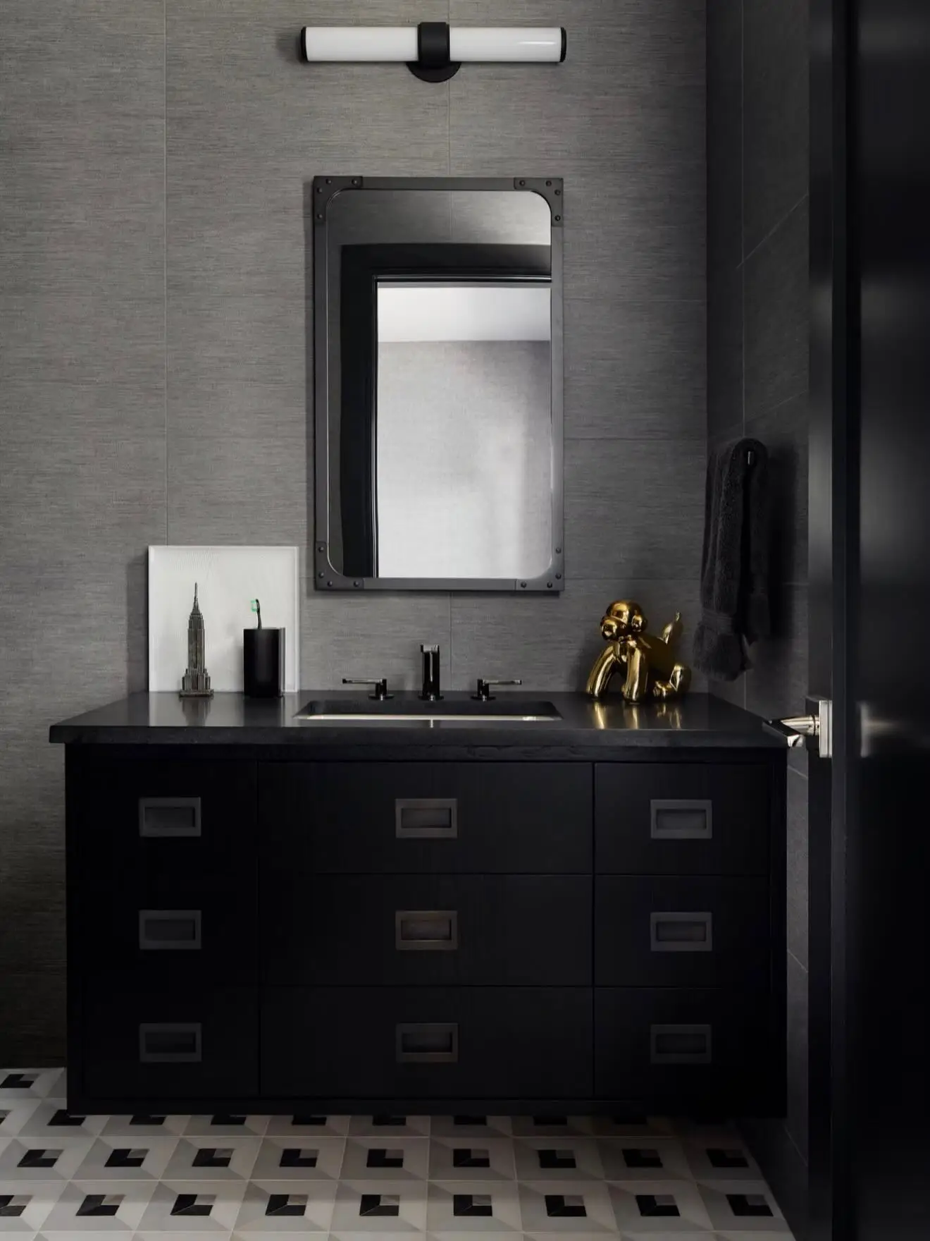 Studium, showroom photograph 2 of 4